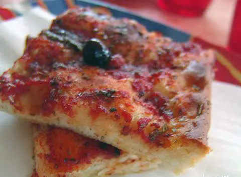 pizza ligure, La sardenaira è un gusto forte, molto adatto alla gente di mare.