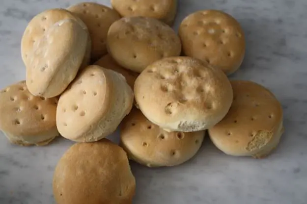 La capponadda è un piatto marinaro tipico genovese. La base è la galletta genovese che veniva usata dai marinai.