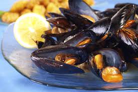 Pulire le cozze per l'impepata di cozze è un piatto campano molto saporito e di facile realizzazione.