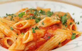 PIatto di penne all'arrabbiata con penna al sugo tipico del Lazio.