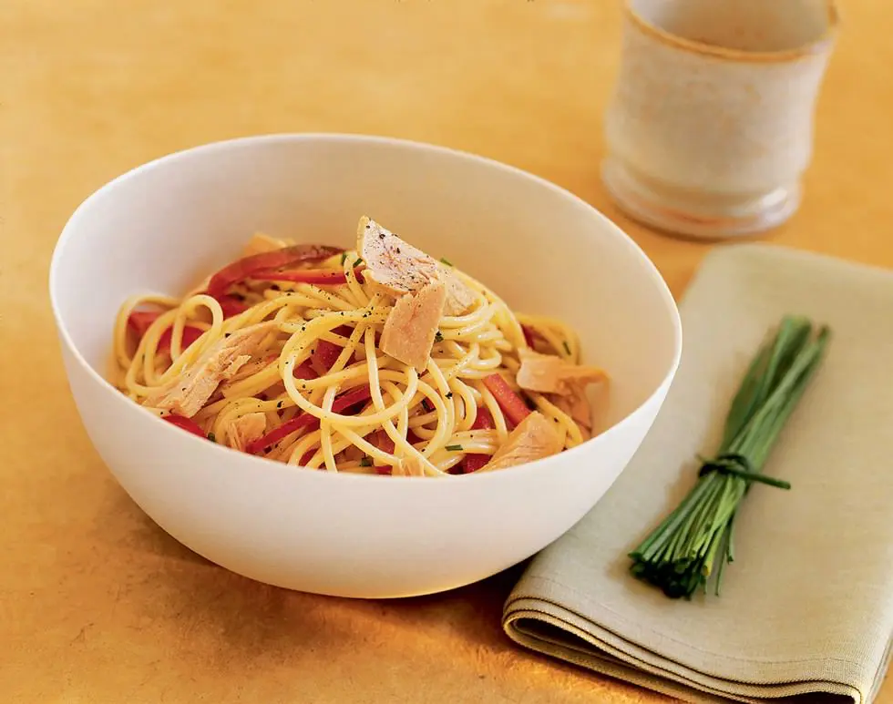 spaghetti al tonno freddi, esempio di cucina estiva.