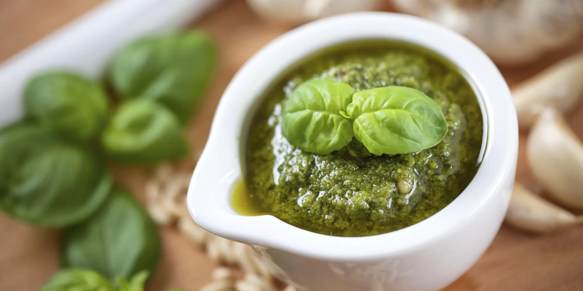Pesto genovese, Pesto al mortaio,Congelare il pesto, Pesto genovese noci oppure pinoli? Ecco il dilemma e ci si scherza sopra.