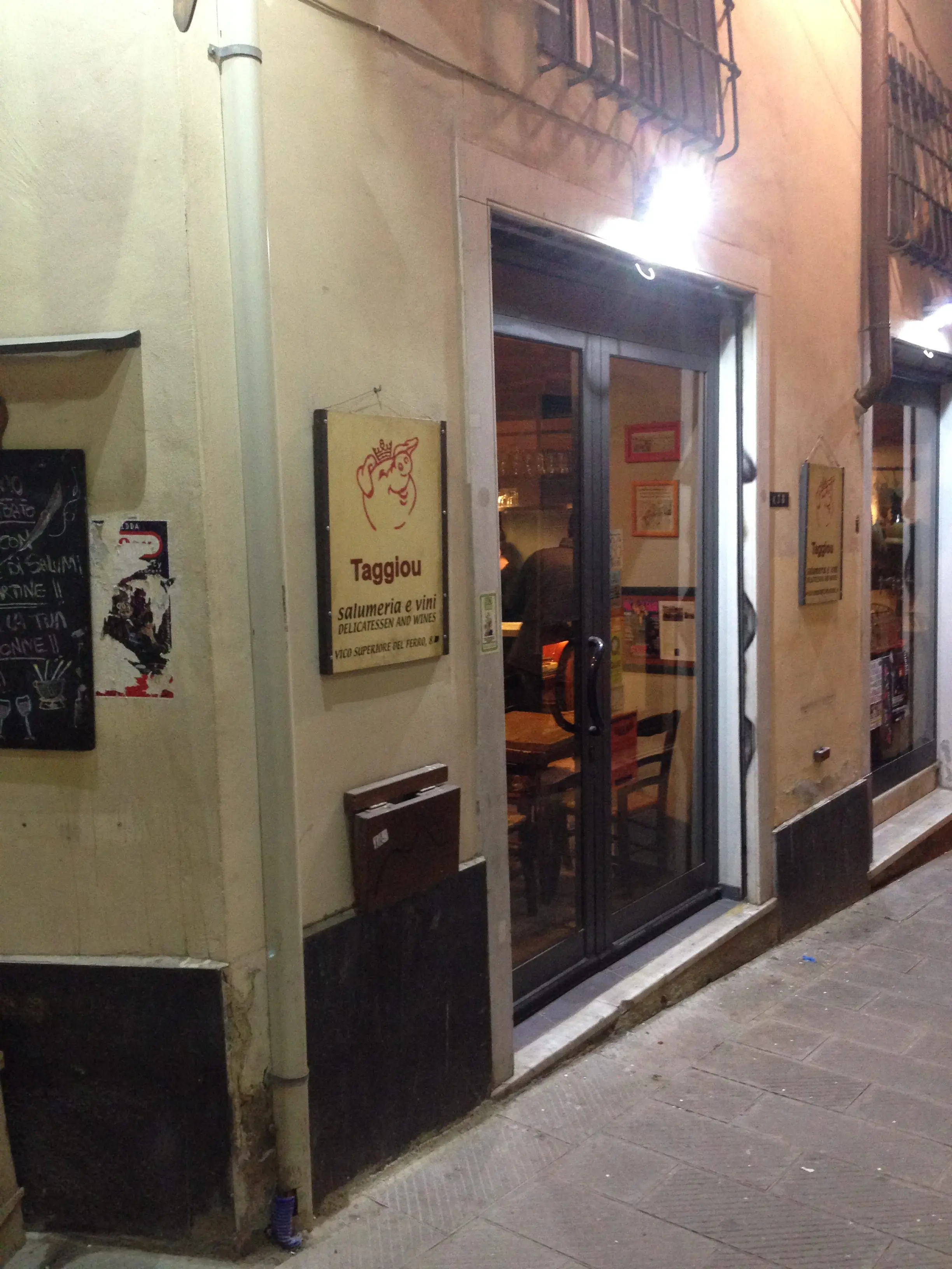 U TAGGIOU locale caratteristico genovese per aperitivi e salumi