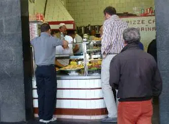 Carega, street food, La friggitoria Carega in Sottoripa è un locale storico. Ci si possono trovare farinata e panissa.