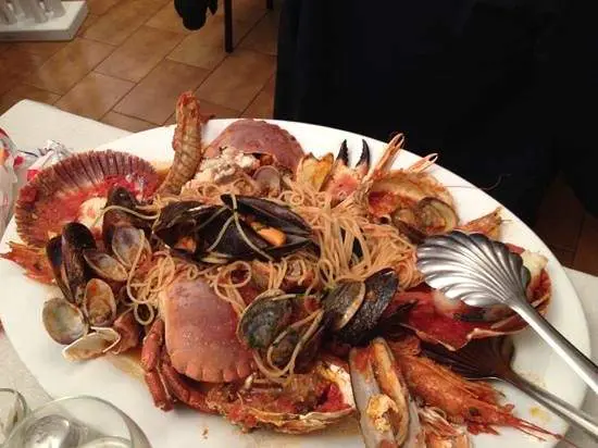 L'antica osteria della Castagna è un ristorante di lunga tradizione a Genova che propone soprattutto pesce.