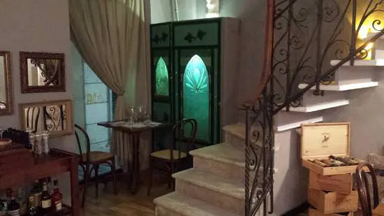 I cuochi è un locale dall'arredo e dalla storia molto particolari. Apprezzato su Tripadvisor.