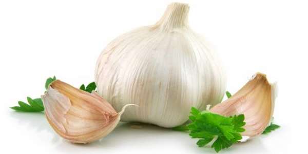 sbucciare l'aglio