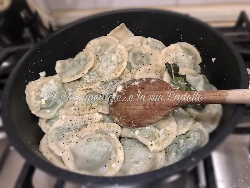 Tortelli alle bietoline e salsiccia