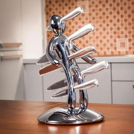 Lanciatori di coltelli: arte antica raccontata da Alberto Podestà