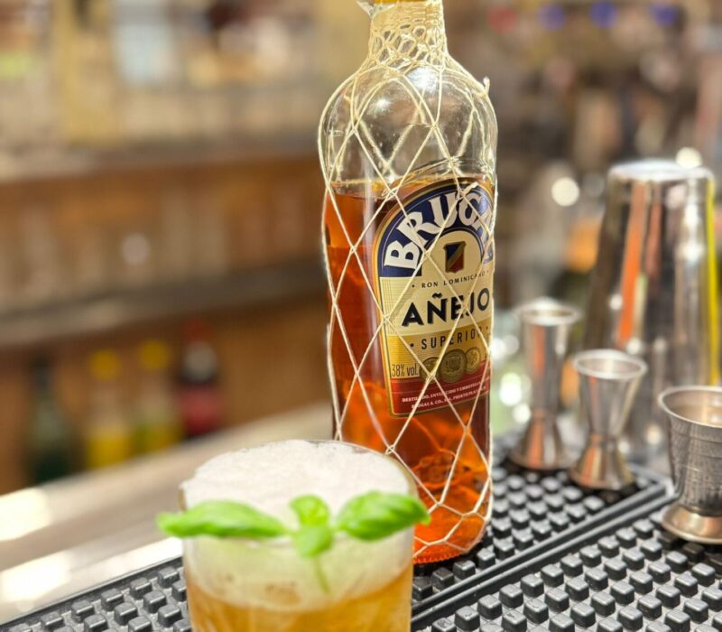 Piccolo Mondo: in via Ravecca cocktails e storia