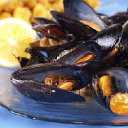 Pulire le cozze per l'impepata di cozze è un piatto campano molto saporito e di facile realizzazione.