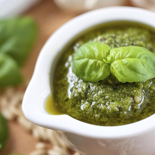 Pesto genovese, Pesto al mortaio,Congelare il pesto, Pesto genovese noci oppure pinoli? Ecco il dilemma e ci si scherza sopra.