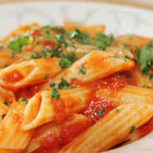 PIatto di penne all'arrabbiata con penna al sugo tipico del Lazio.