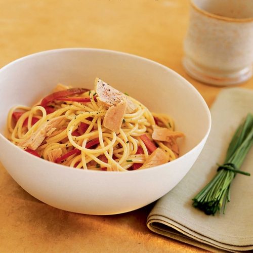 spaghetti al tonno freddi, esempio di cucina estiva.